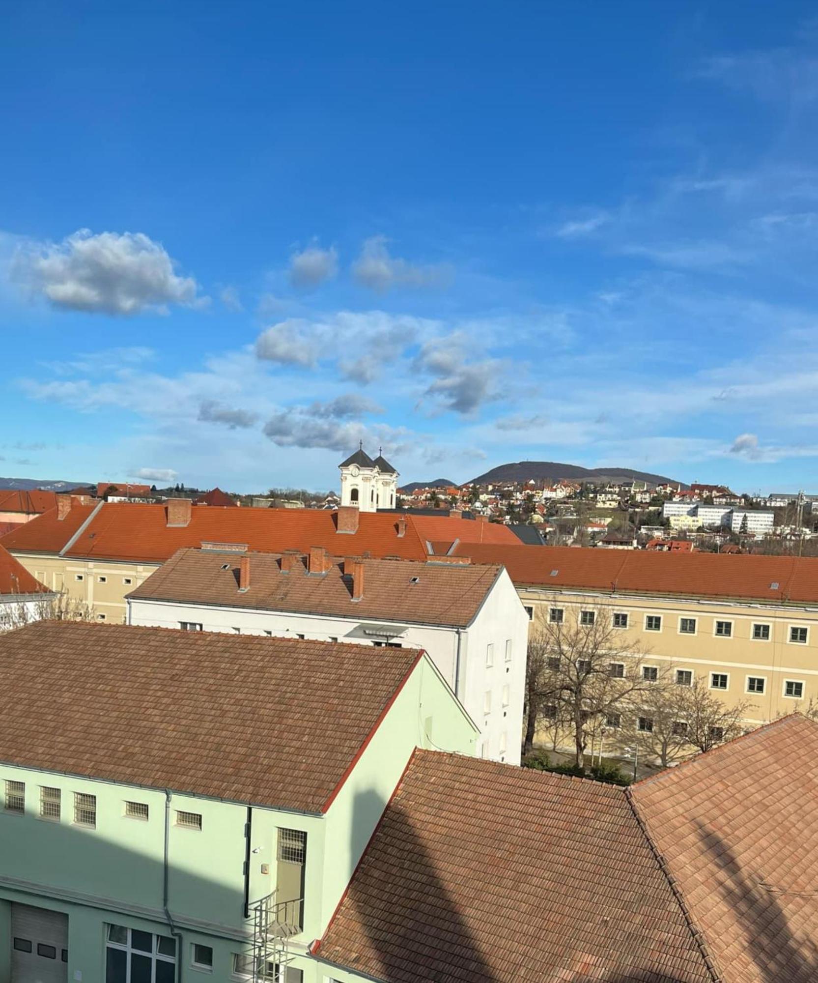 Hellowine Apartman Eger Extérieur photo